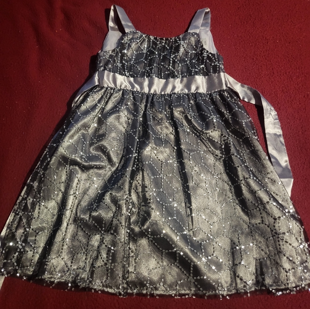 Girl dresses size 6 lot of 2